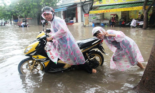 Người[-]Sài[-]Gòn[-]lại[-]“bơi”[-]về[-]nhà[-]sau[-]cơn[-]mưa[-]chiều